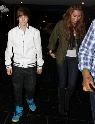  - 0_0 Justin Bieber and Miley Cyrus dinner at Ari-Ya 0_0