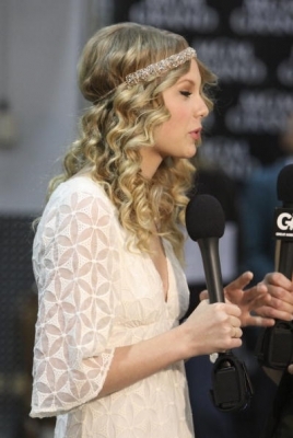 normal_taylorweb075 - Taylor Swift-4th annual Academy Of Country Music Awards in Las Vegas 05-04-2009