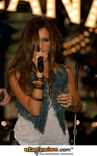Ashley%20Tisdale-CSH-056235 - xoxo-ashley tisdale-xoxo