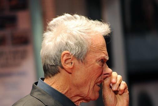 Clint Eastwood - Scoate degetul din nas ca te vad paparazzi