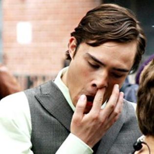 Ed Westwick - Scoate degetul din nas ca te vad paparazzi