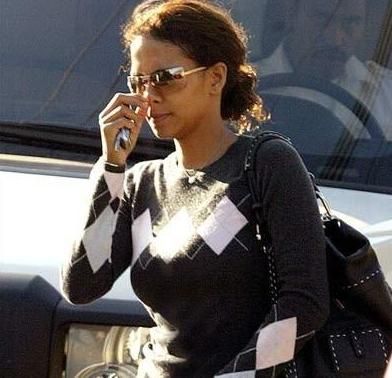 Halle Berry - Scoate degetul din nas ca te vad paparazzi