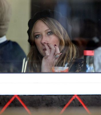 Hillary Duff - Scoate degetul din nas ca te vad paparazzi