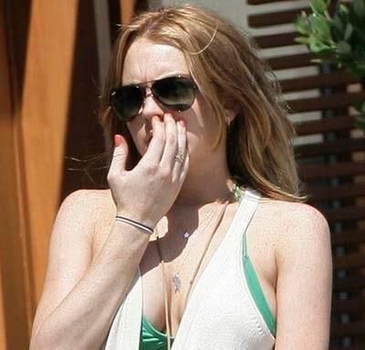 Lindsay Lohan - Scoate degetul din nas ca te vad paparazzi