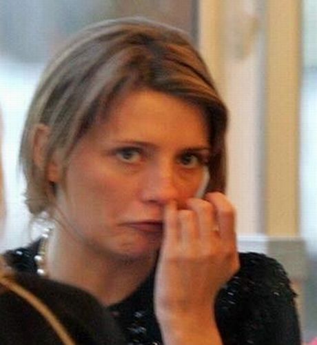 Mischa Barton - Scoate degetul din nas ca te vad paparazzi