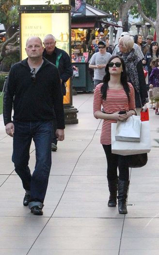  - Demi Lovato merge la cumparaturi insotita de bodyguard