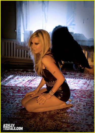 ashley-tisdale-si-a-tentat-fanii-cu-imagini-din-noul-ei-videoclip-inainte-de-lansarea-oficiala - cel mai important club