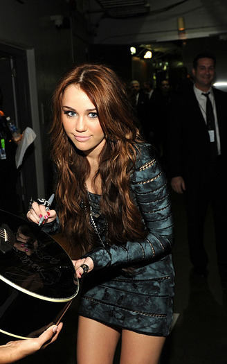 12328250_QFXZIEWVD - miley