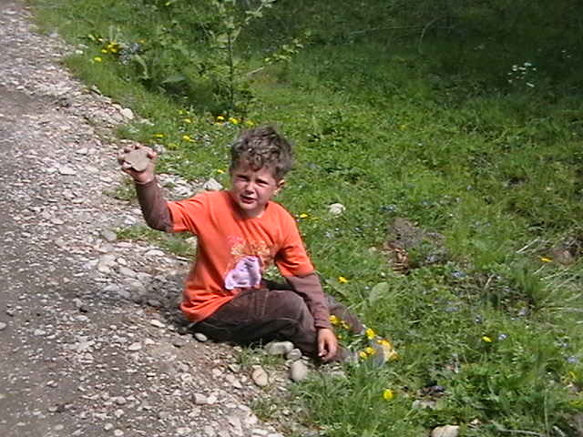 arunca cu pietre in noi