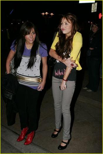 phpThumb_generated_thumbnailjpg - miley and mandy