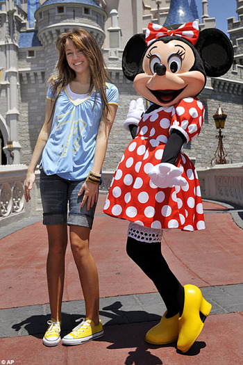 MileyMinnieAP_468x701 - album pentru prietena mea stefania