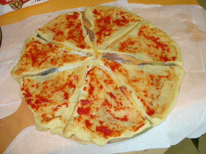 IMPARTIM ALUATUL SI PUNEM PASTA DE TOMATE
