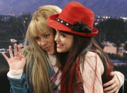 hannah-and-micayla-miley-cyrus-vs-selena-gomez-2563885-400-294 - Miley Cyrus And Selena Gomez