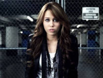 ZXMQQAGOMMAFDWBSABK - miley in fly on the wal