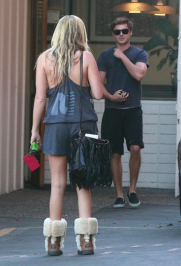 gallery_main-zac-efron-ashley-tisdale-pattys-restaurant-burbank-11022009-16 - Zac Efron si Ashley Tisdale