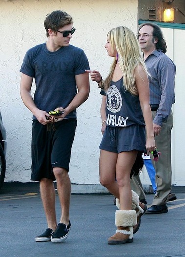 gallery_main-zac-efron-ashley-tisdale-pattys-restaurant-burbank-11022009-30 - Zac Efron si Ashley Tisdale