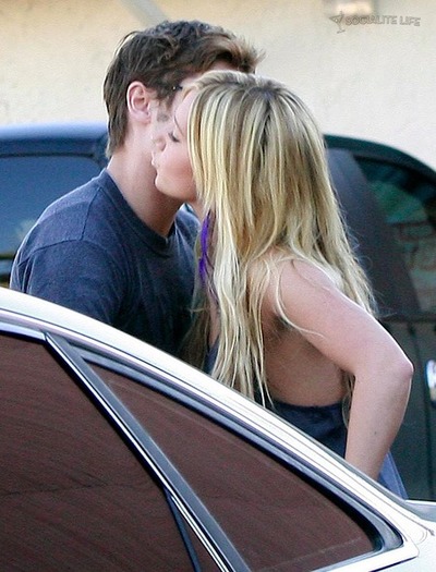 gallery_main-zac-efron-ashley-tisdale-pattys-restaurant-burbank-11022009-34