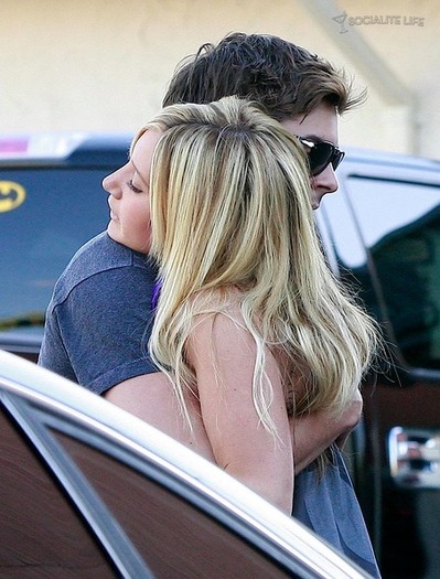 gallery_main-zac-efron-ashley-tisdale-pattys-restaurant-burbank-11022009-35 - Zac Efron si Ashley Tisdale