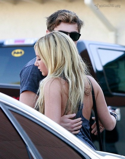 gallery_main-zac-efron-ashley-tisdale-pattys-restaurant-burbank-11022009-36