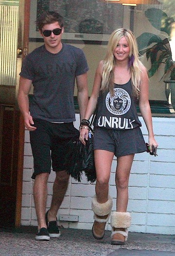 post_image-zac-efron-ashley-tisdale-pattys-restaurant-burbank-11022009-03