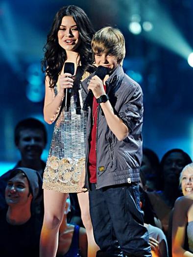 miranda-cosgrove-justin-bieber-pg51059 - CAT DE MULT IMI PLACE JUSTIN BIEBER