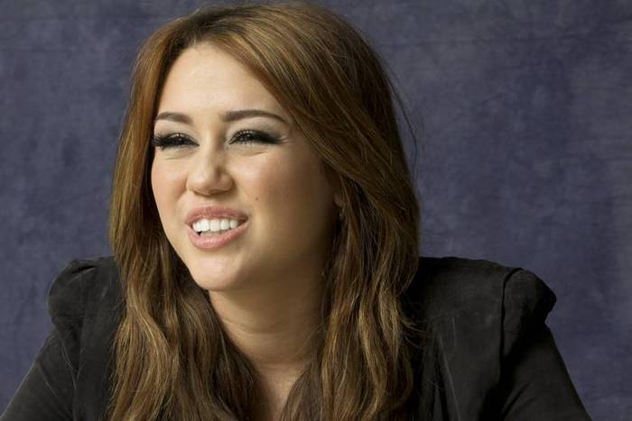 Miley-Cyrus-The-Last-Song-Munawar-Hosain-Portrait-Shoot-miley-cyrus-12109543-780-520 - x - Miley Cyrus - Poze noi si tari