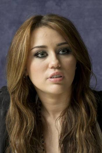 Miley-Cyrus-The-Last-Song-Munawar-Hosain-Portrait-Shoot-miley-cyrus-12109544-520-780 - x - Miley Cyrus - Poze noi si tari