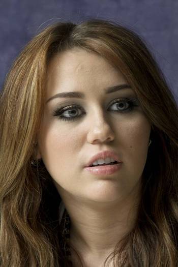 Miley-Cyrus-The-Last-Song-Munawar-Hosain-Portrait-Shoot-miley-cyrus-12109546-520-780 - x - Miley Cyrus - Poze noi si tari