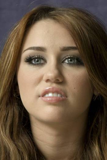 Miley-Cyrus-The-Last-Song-Munawar-Hosain-Portrait-Shoot-miley-cyrus-12109613-520-780