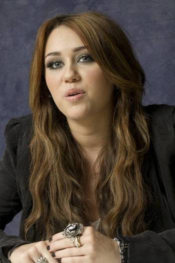 Miley-Cyrus-The-Last-Song-Munawar-Hosain-Portrait-Shoot-miley-cyrus-12109633-520-780 - x - Miley Cyrus - Poze noi si tari