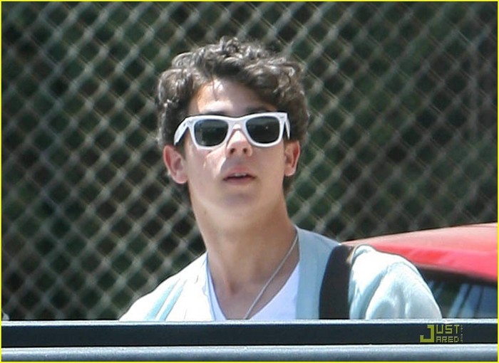 Nick-Jonas-Ray-Ban-Boy-nick-jonas-12151655-1222-890 - Ray Ban Boy