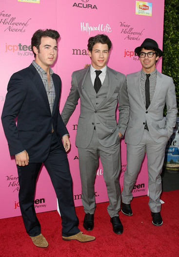 12th+Annual+Young+Hollywood+Awards+Arrivals+DA7_A76tf_wl - z 12th Annual Young Hollywood Awards