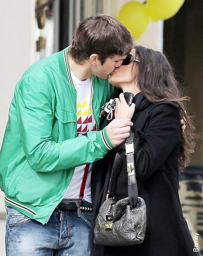 ashton-kutcher-kissing-demi-moore - cupluri celebre