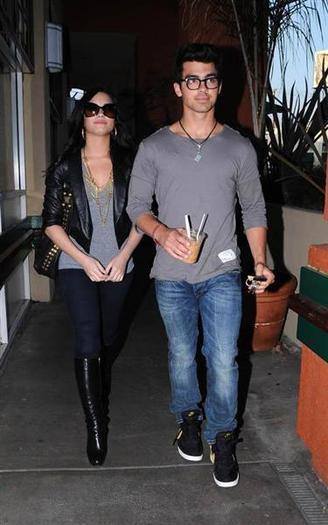 demi-joe-040310-27 - demi lovato and joe jonas