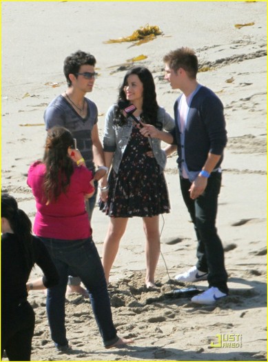 joe-jonas-demi-lovato-wave-beach-02