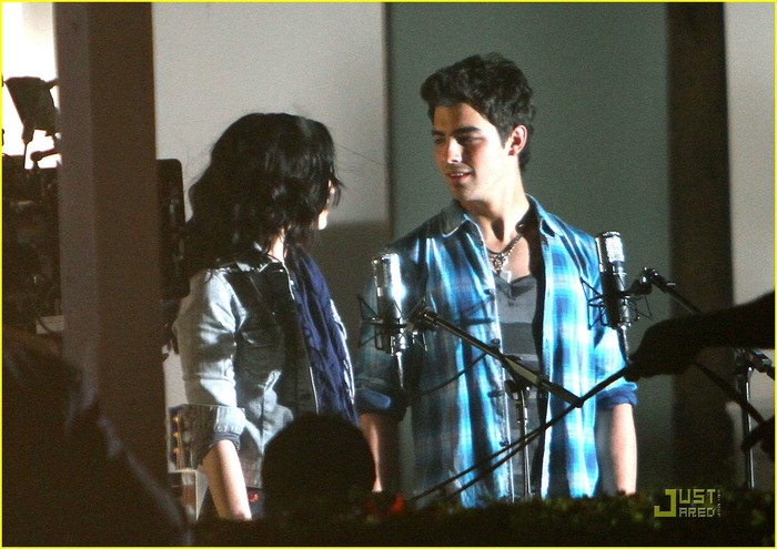 joe-jonas-demi-lovato-wave-beach-09 - demi lovato and joe jonas