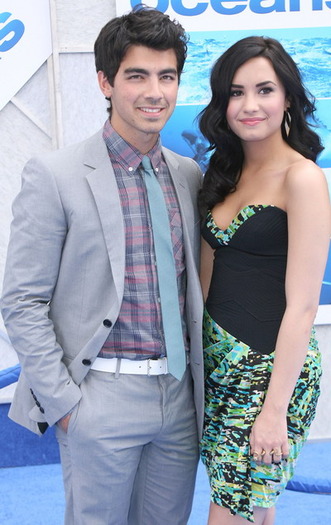 thumb_size1 - demi lovato and joe jonas