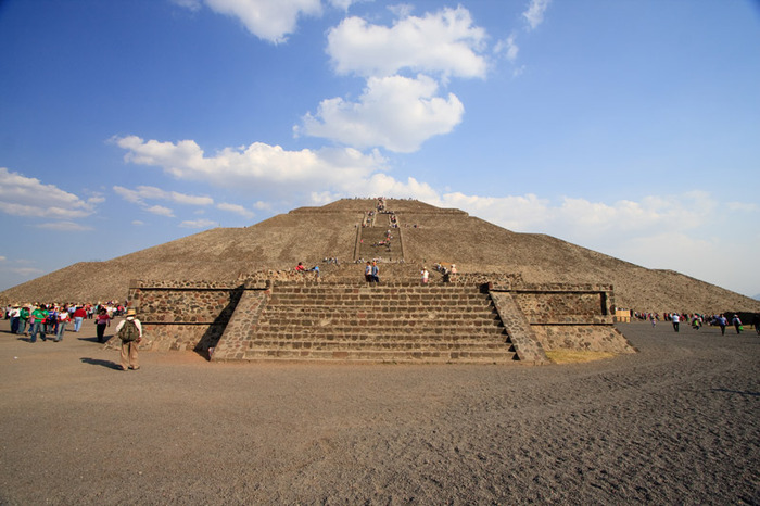 piramida-soarelui; Aceasta piramida,construita in sec.al 3-lea in Teotihuacan se afla pe o platforma inconjurata de vul
