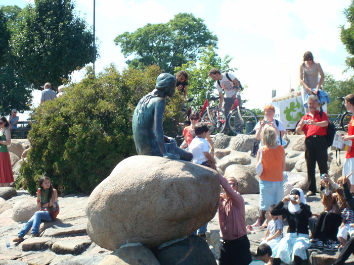 mica sirena; zilnic este vizitata de peste 50 000 turisti
