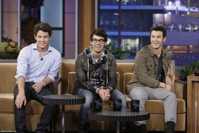 Tonight-Show-with-Jay-Leno-05-14-the-jonas-brothers-nick-jonas-12200178-825-550