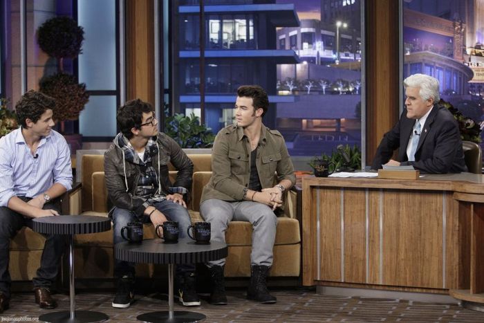 Tonight-Show-with-Jay-Leno-05-14-the-jonas-brothers-nick-jonas-12200185-900-600 - Tonight-Show-with-Jay-Leno-05-14-the-jonas-brothers