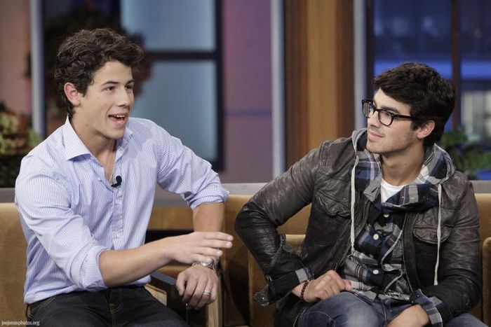 Tonight-Show-with-Jay-Leno-05-14-the-jonas-brothers-nick-jonas-12200469-750-500