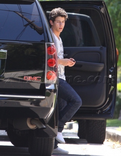 2010-Out-in-Toluca-Lake-CA-Nick-5-13-nick-jonas-12216303-399-512