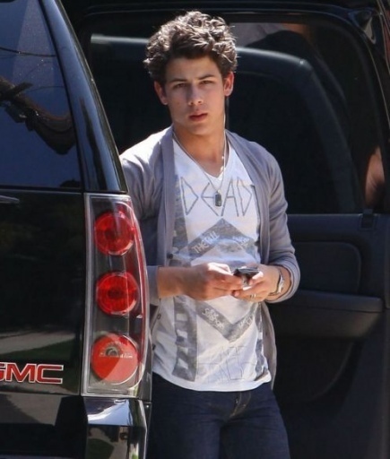 2010-Out-in-Toluca-Lake-CA-Nick-5-13-nick-jonas-12216316-435-512 - Out in Toluka Lake 13-05