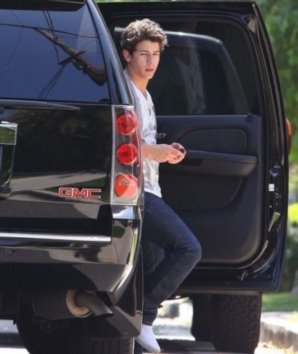 2010-Out-in-Toluca-Lake-CA-Nick-5-13-nick-jonas-12216321-432-512 - Out in Toluka Lake 13-05