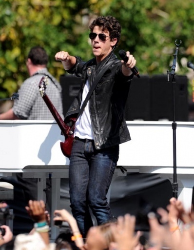 Jonas-Brothers-and-Friends-at-The-Grove-5-15-nick-jonas-12228257-398-512 - At the Groove 15-05