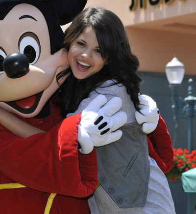 Selena-Gomez-Disneyland - poze rare selena gomez