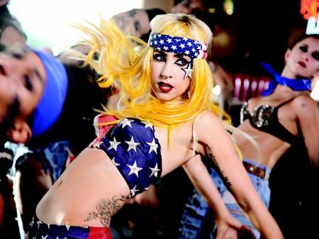 lady-gaga-and-beyonce-in-telephone---video-stills-1268224507-view-0 - xoxo-telephone-xoxo