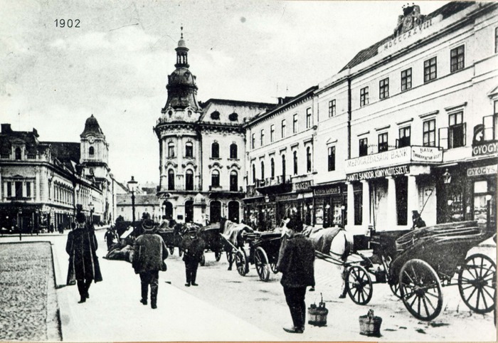 309-1902-birje si birjari in asteptarea clientior pe latura de vest a pietii Libertatii