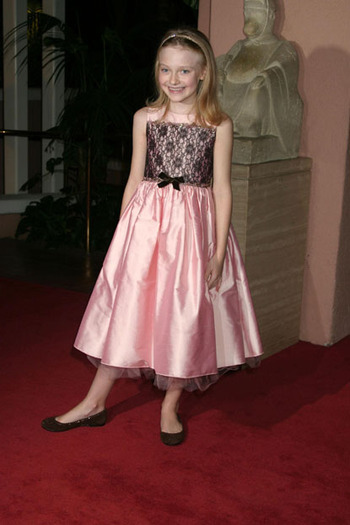 2j10y1w - Dakota Fanning Cand Era Mica